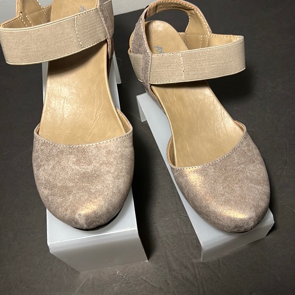 axxiom shoes for life Shoes - Axiom shoes size 8 tan and gold